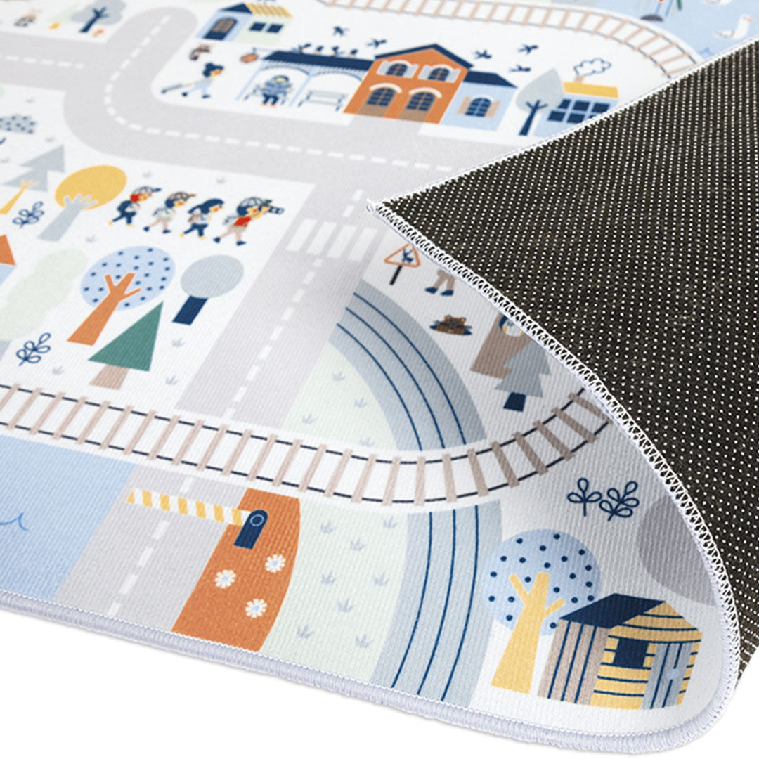 Detail van het speelkleed bergvallei cross roads met spoorlijn, huizen en de antislip onderkant.