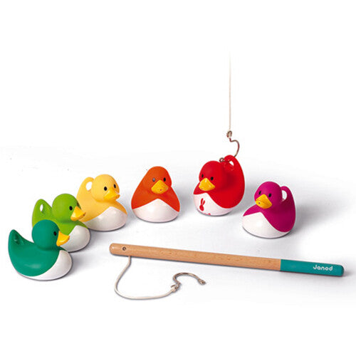 Janod badspeelgoed 'Vang de eendjes' met zes gekleurde eendjes en een houten hengel.