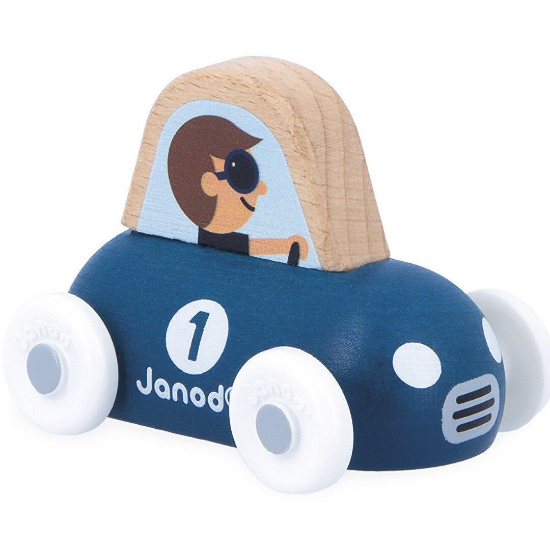 Janod houten sportauto in blauw met witte wielen en een bestuurderfiguur.