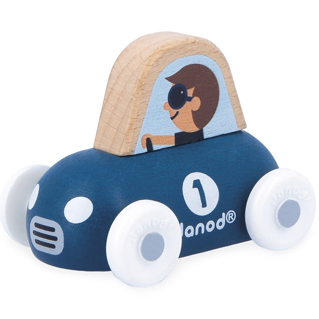 Janod houten sportauto in blauw met witte wielen en een bestuurderfiguur.