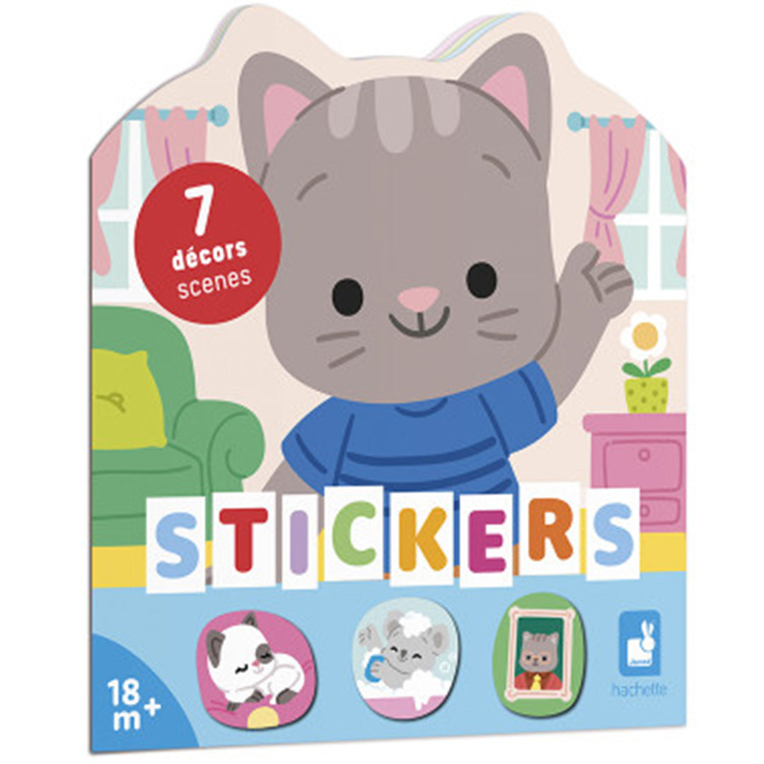 Verpakking van het Janod stickerboek 'Het Huis' met een grijze kat en de tekst 'STICKERS' en '7 décors scenes'.