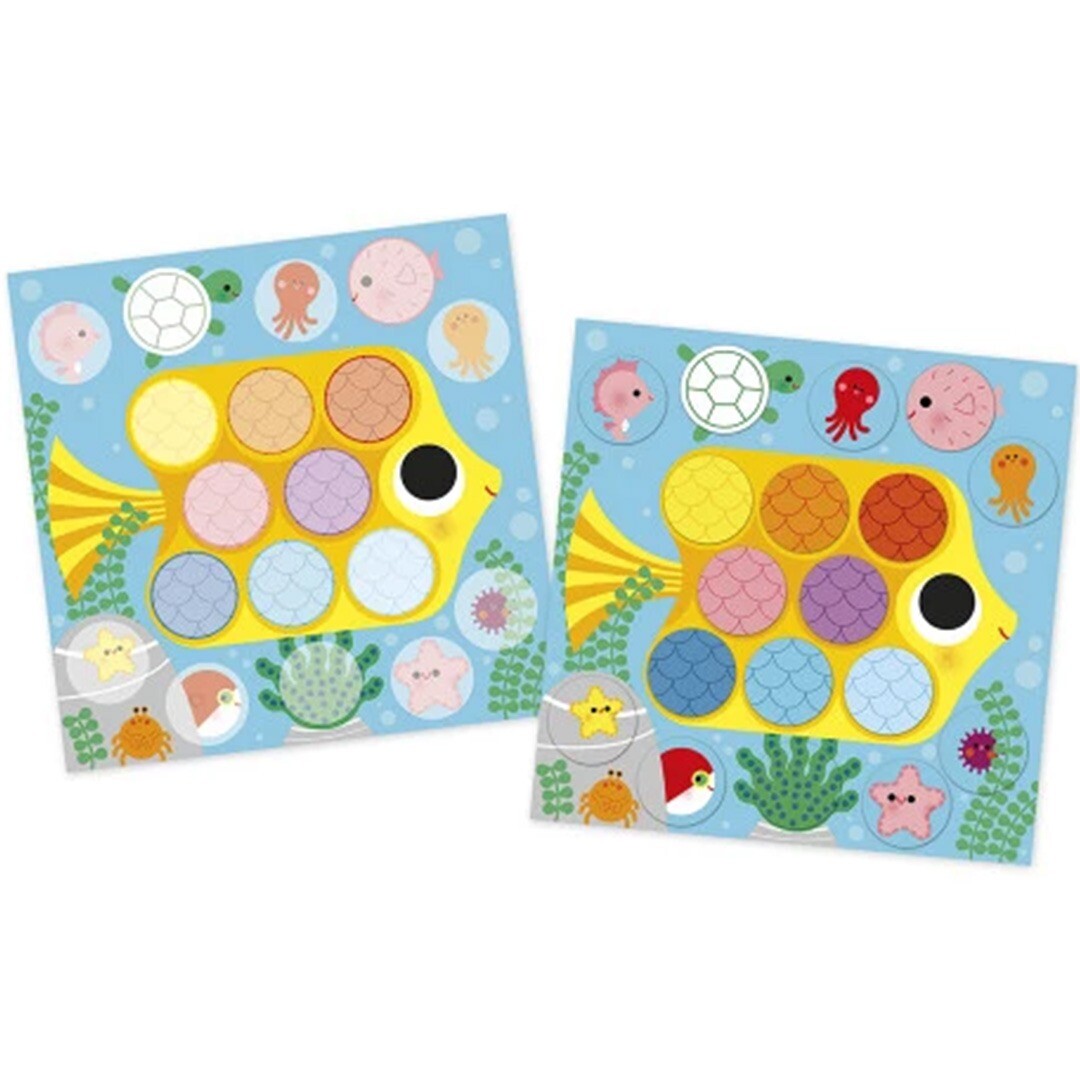 Twee identieke stickervellen met een gele vis gemaakt van gekleurde stippen en omringd door zeedieren.