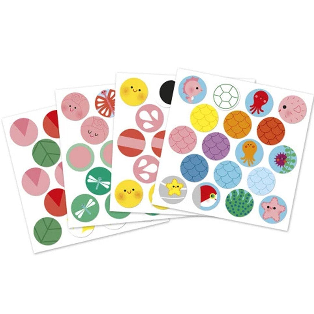 Vier vellen met ronde, kleurrijke stickers met patronen en dierenfiguren.