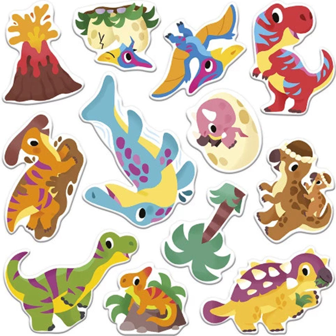 Een close-up van diverse Janod herbruikbare dinosaurus stickers, waaronder verschillende dino's, een vulkaan en een palmboom.