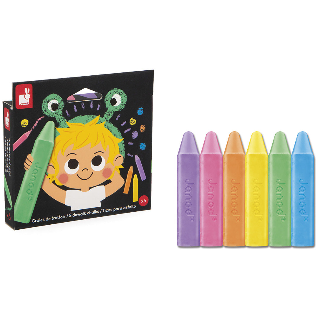 Janod stoepkrijt set met de zwarte verpakking en zes gekleurde krijtjes ernaast.