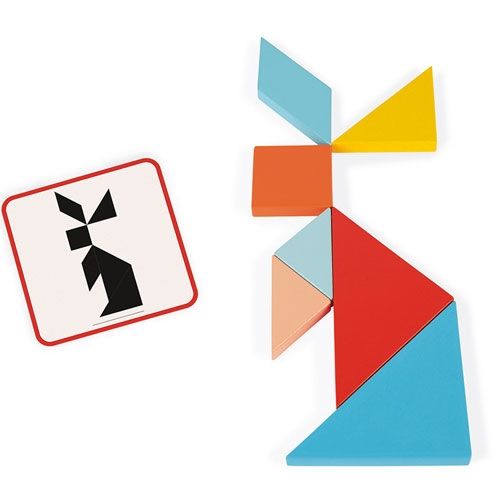 Veelkleurige tangram puzzelstukken vormen een konijn, met een zwart-wit voorbeeldkaartje ernaast.