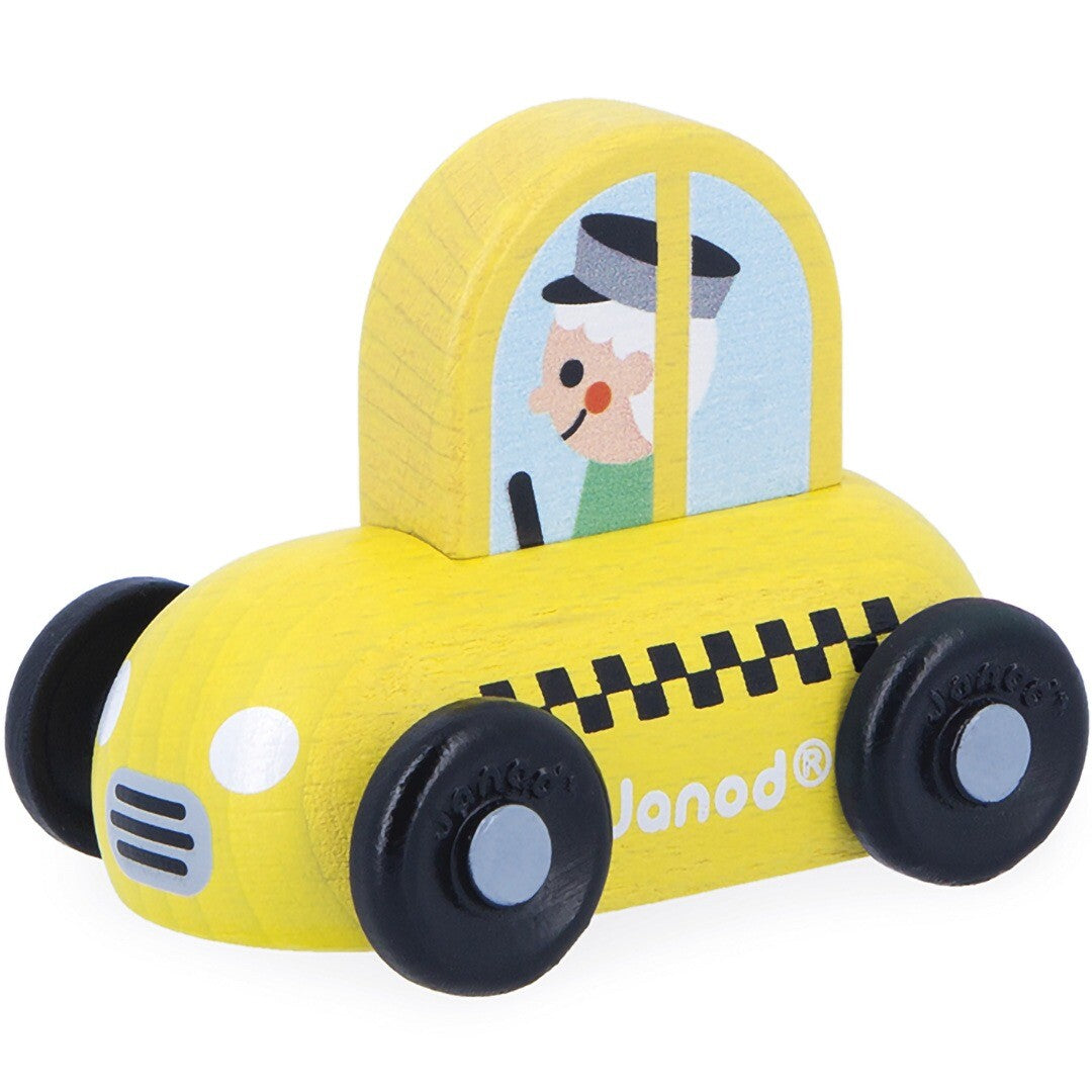 Janod houten speelgoedauto in de vorm van een gele taxi met een chauffeur.