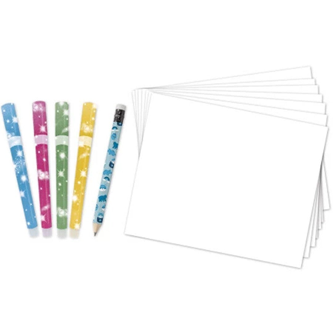 De glitterstiften, het potlood en de stapel blanco tekenpapier van de Janod tekenset.