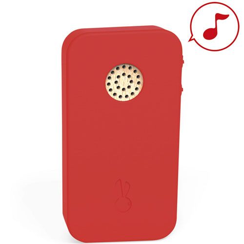 Achterkant van de rode Janod speelgoedtelefoon met houten luidspreker en konijnenlogo, met een muzieksymbool ernaast.
