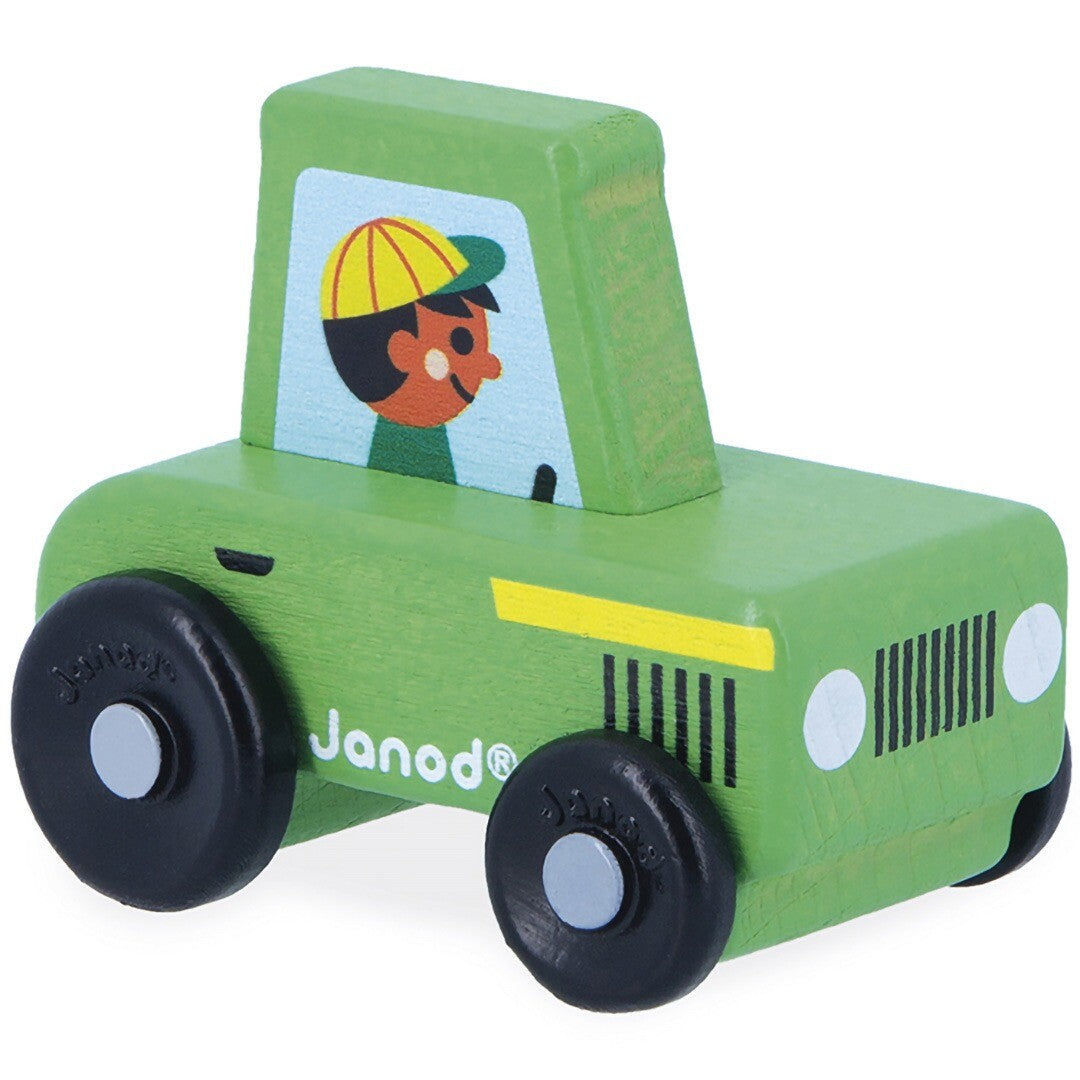 Janod groene houten speelgoedtractor met een jongetje als bestuurder en zwarte wielen.