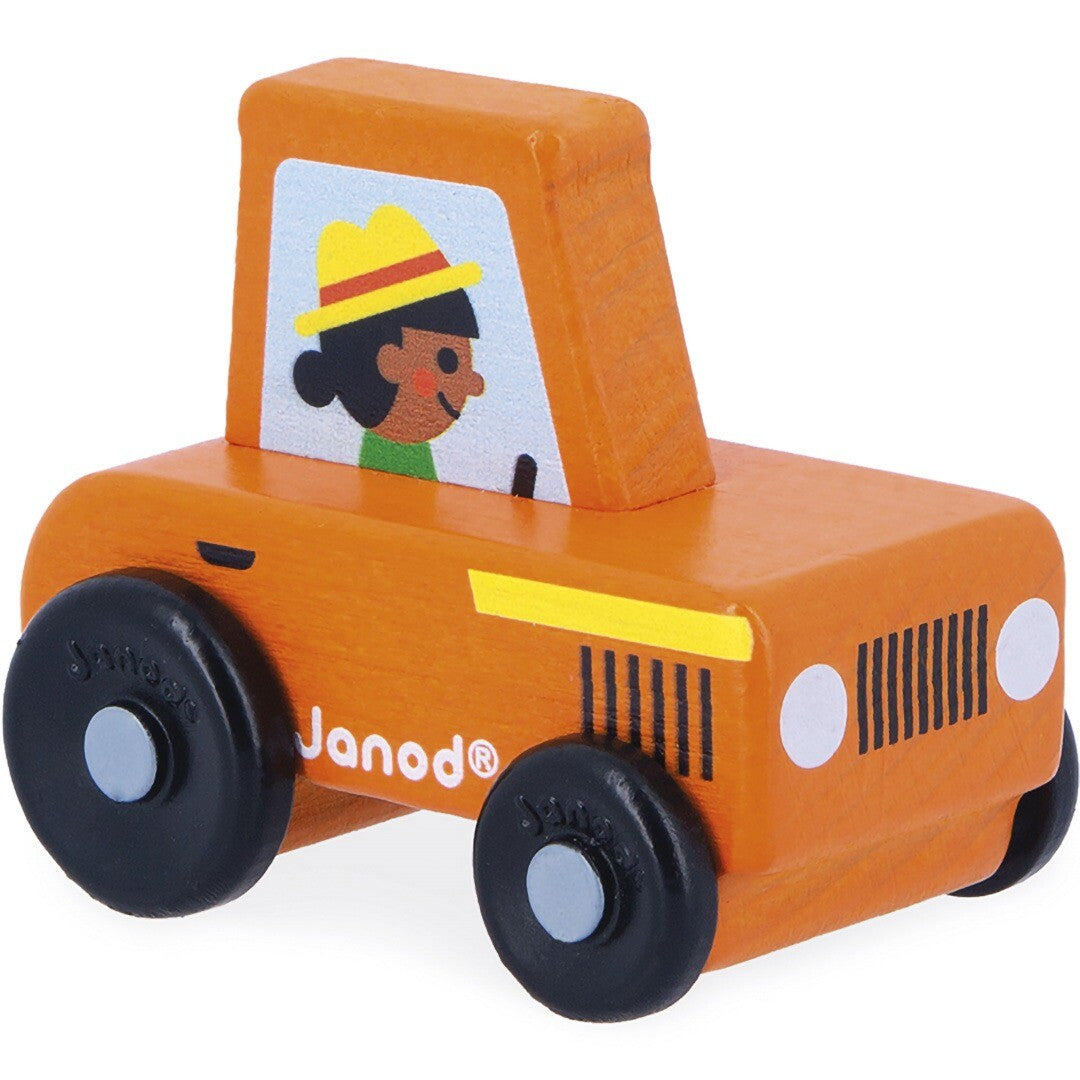 Janod houten speelgoedtractor in oranje met een figuur van een bestuurder.