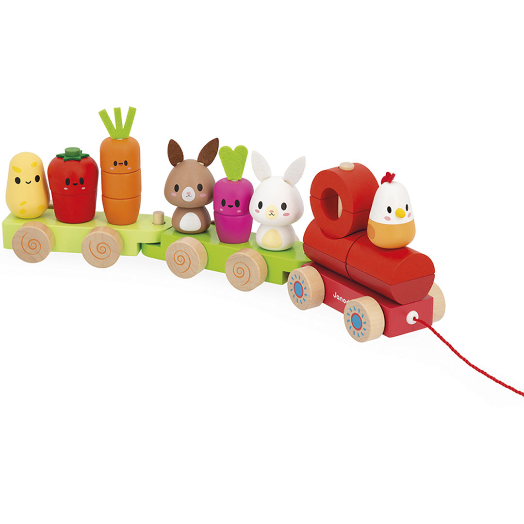 Janod houten trekfiguur boerderijtrein schuin van voren, met een rode locomotief en twee groene wagons, beladen met een kip, twee konijnen en diverse groenten.
