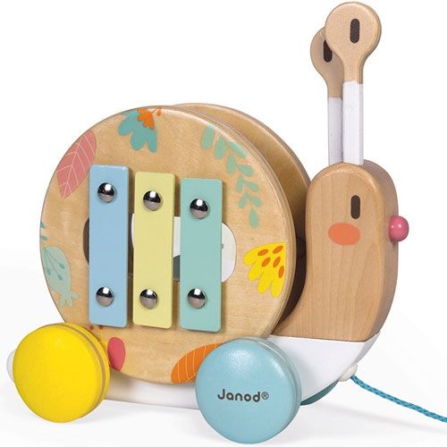 Janod trekfiguur en muziekinstrument slak met een xylofoon op de rug en de stokjes als voelsprieten.