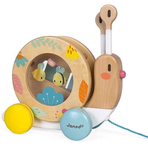 Janod trekfiguur en muziekinstrument slak met een trommel op de rug waar bijen in te zien zijn.
