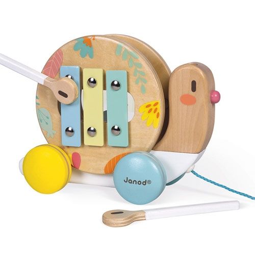 Janod trekfiguur en muziekinstrument slak met xylofoon en de twee losse speelstokjes ernaast.