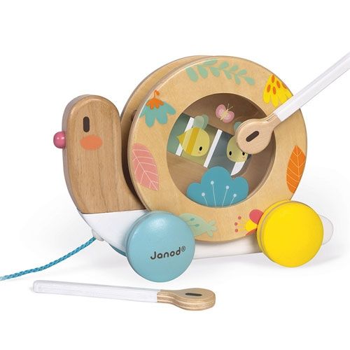 Janod trekfiguur en muziekinstrument slak met trommel en een speelstokje dat de trommel raakt.