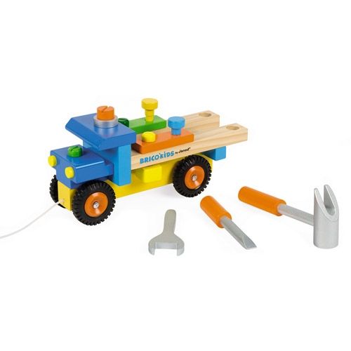 Janod houten trekfiguur vrachtwagen met een moersleutel, beitel en hamer ernaast.