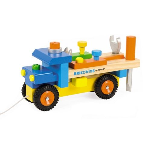 Janod houten trekfiguur vrachtwagen met gereedschap op de laadbak, gezien vanaf de zijkant.