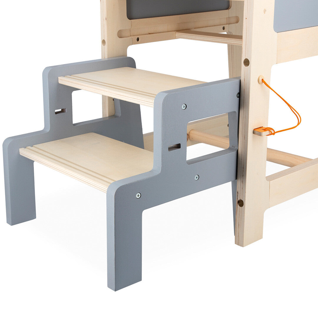Detail van de twee uitklapbare treden van de Janod houten uitkijkpost.