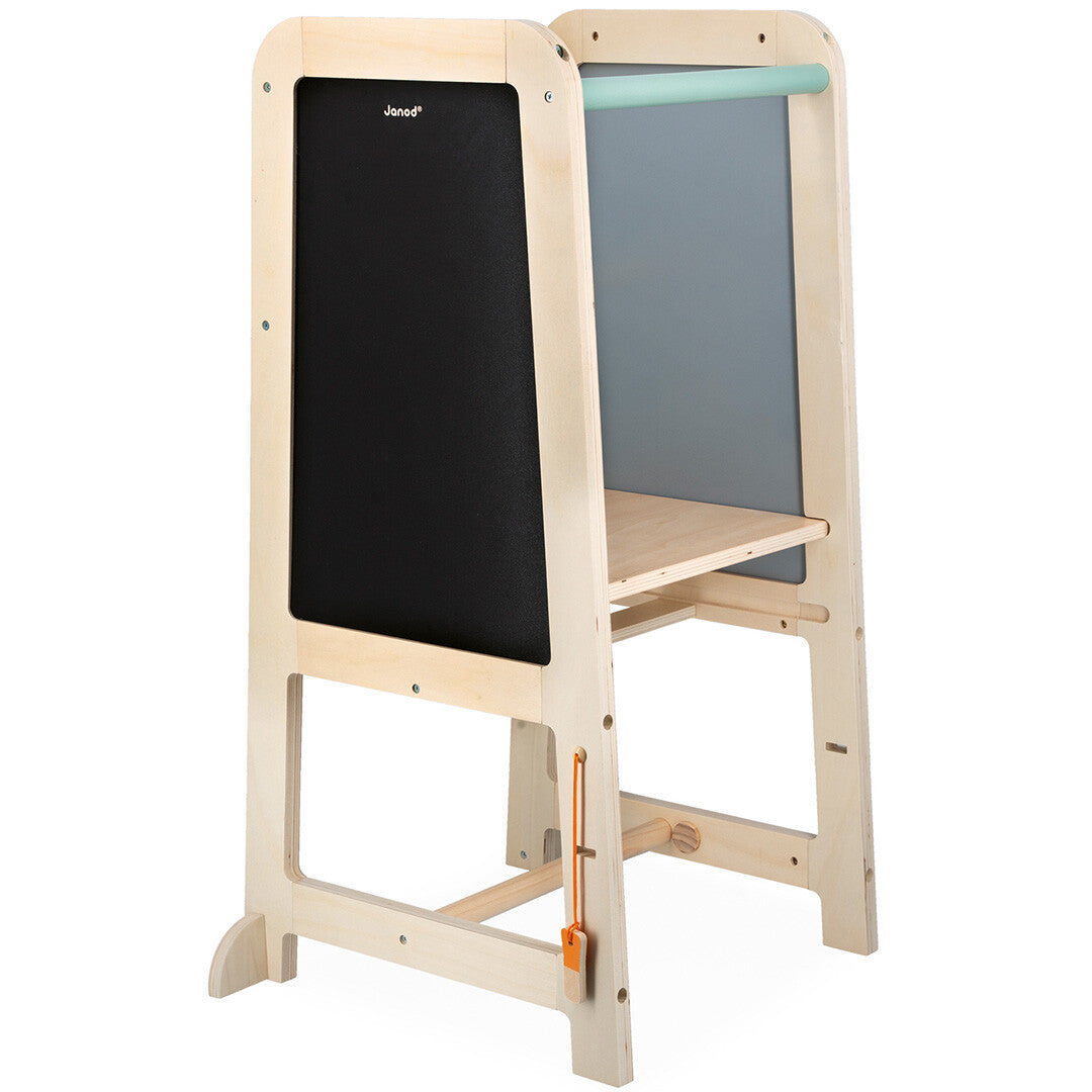 Janod houten uitkijkpost met schoolbord en ingeklapte treden, van voren gezien.