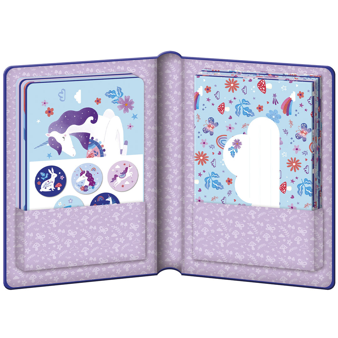 De open Janod Dreamland uitnodigingen set met aan de binnenkant kaarten, enveloppen en stickers in vakjes.