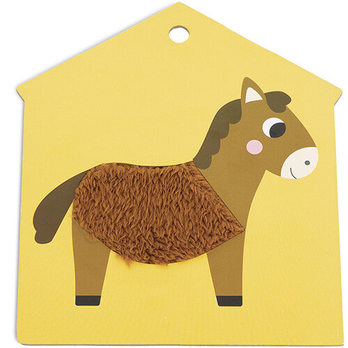 Een gele Janod voelkaart in de vorm van een huis met een bruin paard met een zachte manen.