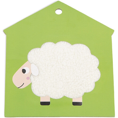 Een groene Janod voelkaart in de vorm van een huis met een wit schaap met een zachte vacht.