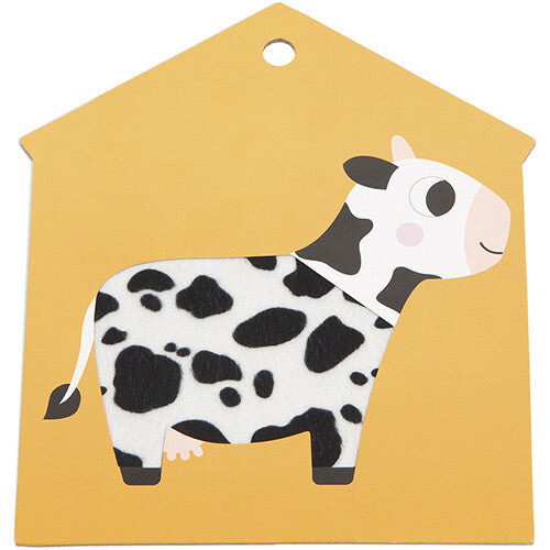 Een gele Janod voelkaart in de vorm van een huis met een zwart-witte koe.