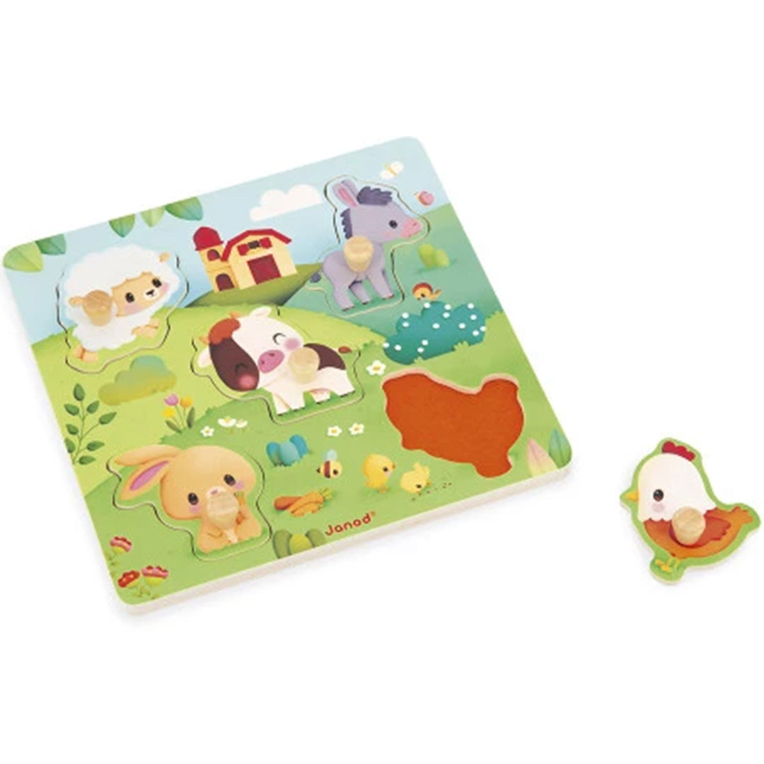 Janod houten voelpuzzel met boerderijdieren, waarbij de kip uit de puzzel is gehaald en ernaast ligt.
