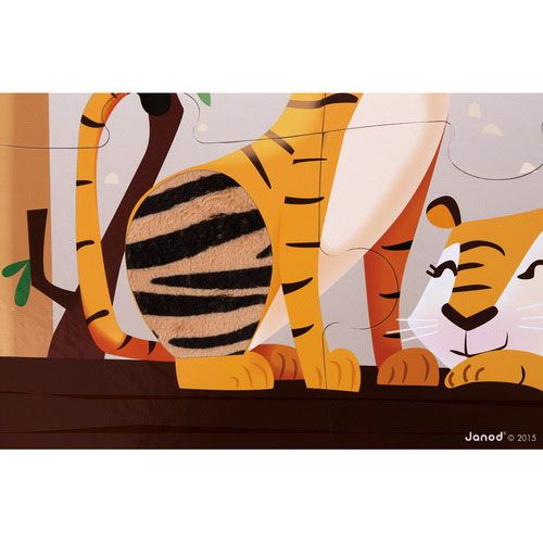 Detail van de Janod voelpuzzel met twee tijgers, waarvan één met een zachte, gestreepte vacht.