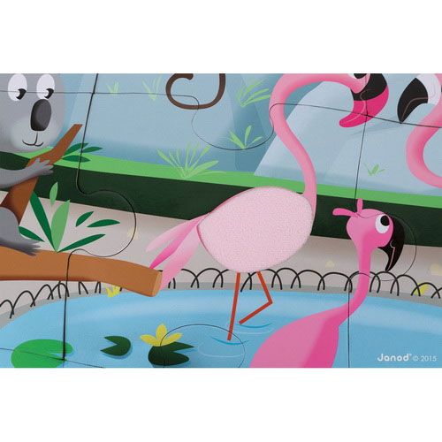 Detail van de Janod voelpuzzel met roze flamingo's en een koala, met een zachte textuur op een flamingo.