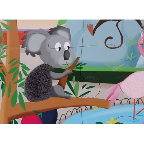 Detail van de Janod voelpuzzel met een koala in een boom, met een zachte, grijze vacht.