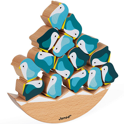 Janod WWF houten evenwichtsspel met pinguïns, schuin van bovenaf gefotografeerd.