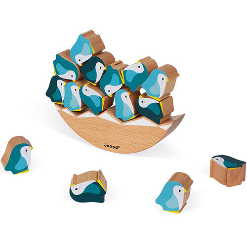 Janod WWF houten evenwichtsspel met pinguïns, schuin gefotografeerd met enkele pinguïns los van de basis.