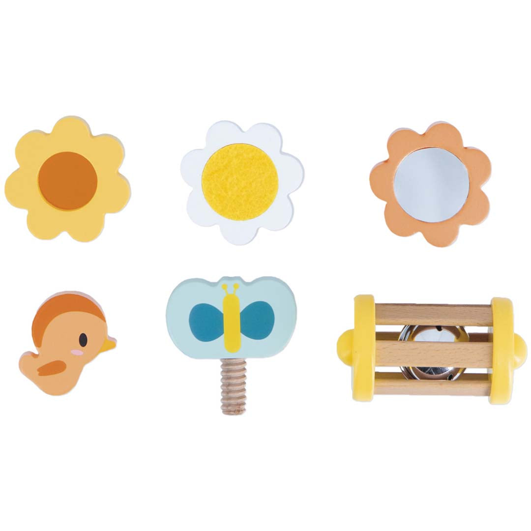 Detail van zes houten speelstukken, waaronder bloemen, een vogel, een vlinder en een rammelaar.