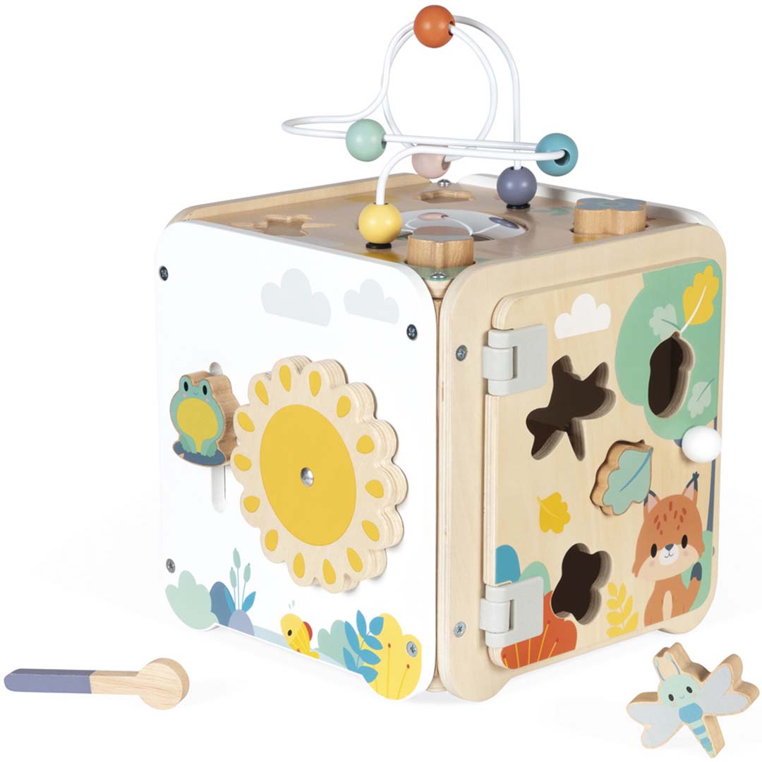 Janod houten activiteitenkubus voor baby's met kralenbaan, tandwielen, vormensorteerder en bosdieren thema.