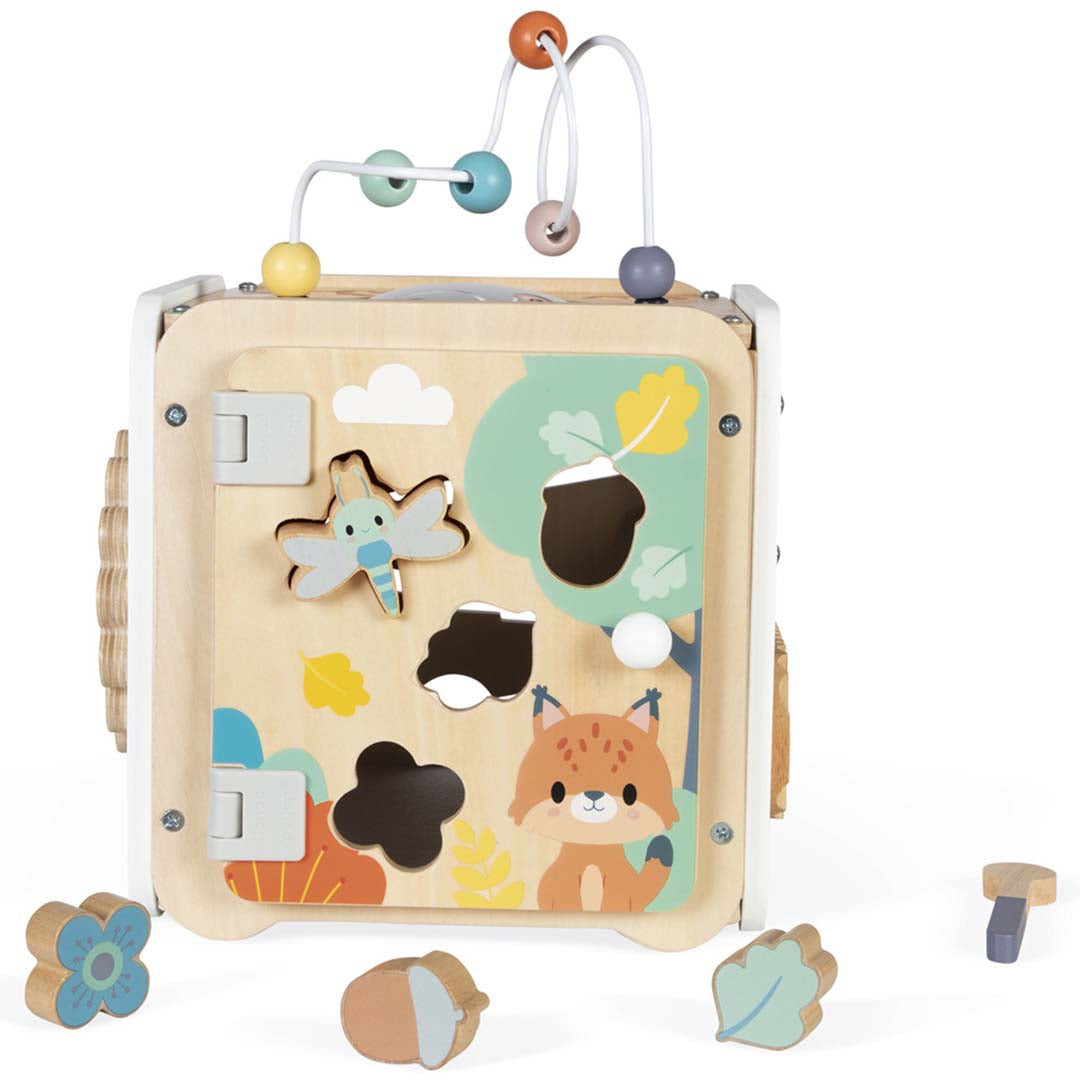 Janod houten activiteitenkubus voor baby's met kralenbaan en een vormensorteerder met vos, libelle en bladeren.