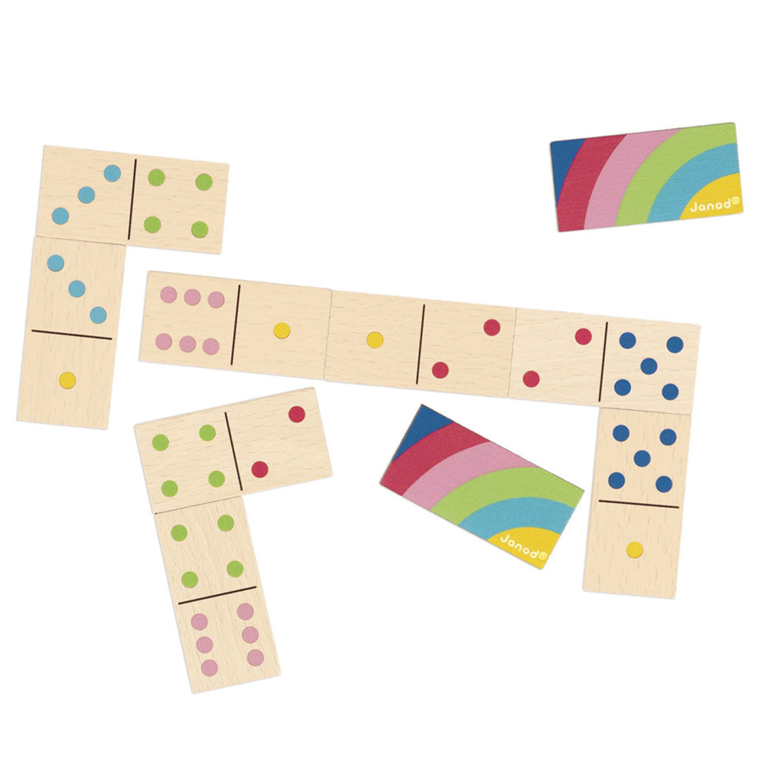 Janod houten dominostenen met gekleurde punten, deels in een spelopstelling, met twee regenboogkaarten.