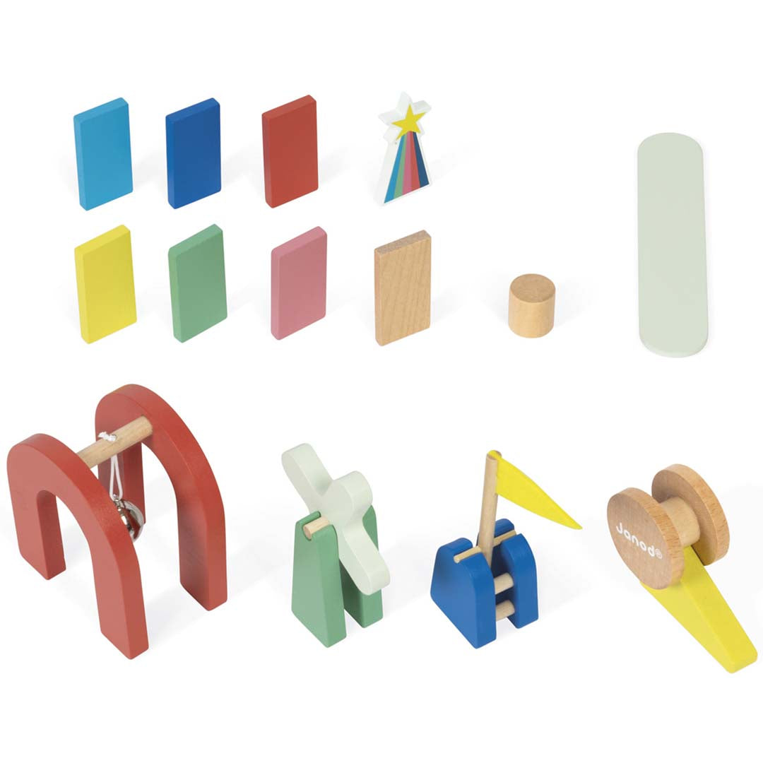 Overzicht van de losse onderdelen van de Janod houten domino kettingreactie set, inclusief dominostenen en speciale elementen.