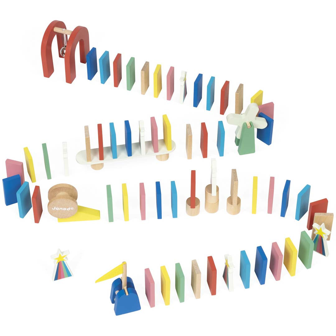 Janod houten domino kettingreactie set met een lange baan van kleurrijke dominostenen en diverse obstakels.
