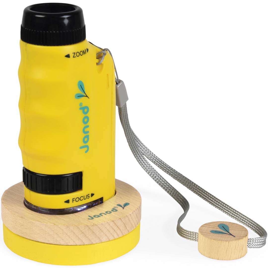 Janod draagbare microscoop in een houten onderstel met een houten schijfje aan een koordje.