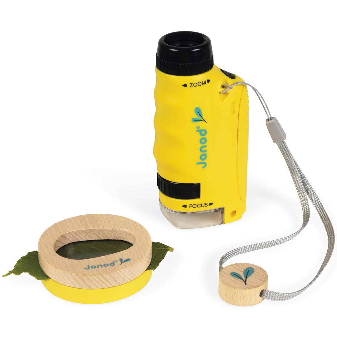 Janod draagbare microscoop met een houten ring en een blad, en een houten schijfje aan een koordje.