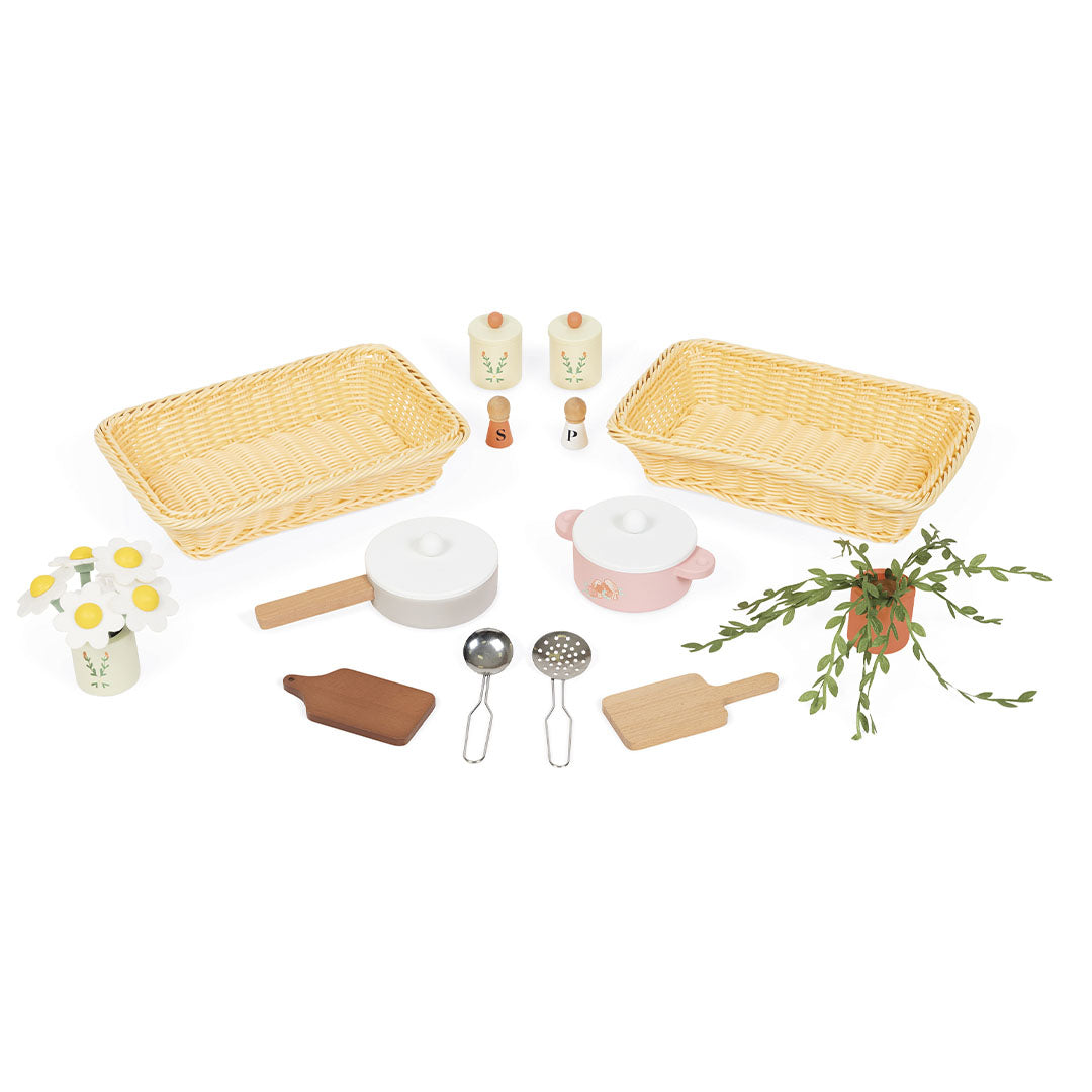 Janod speelgoedkeuken accessoires, waaronder mandjes, pannen en keukengerei, op een witte achtergrond.