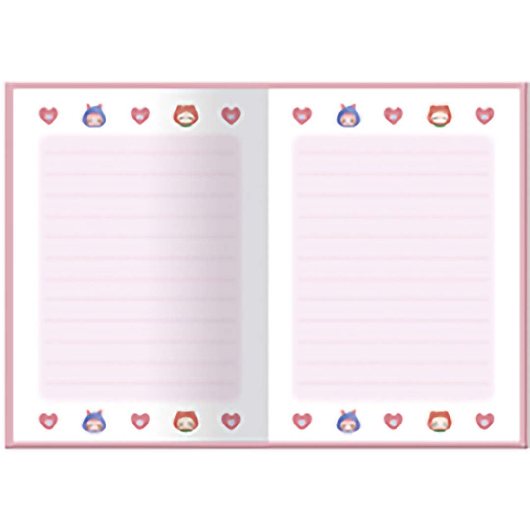 De open notitieboekje voor kinderen met roze gelinieerde pagina's en hartjes en figuren als decoratie.