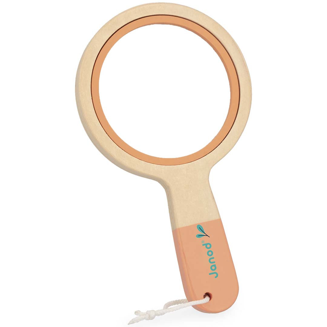 Janod houten vergrootglas met een beige houten frame en een oranje handvat.
