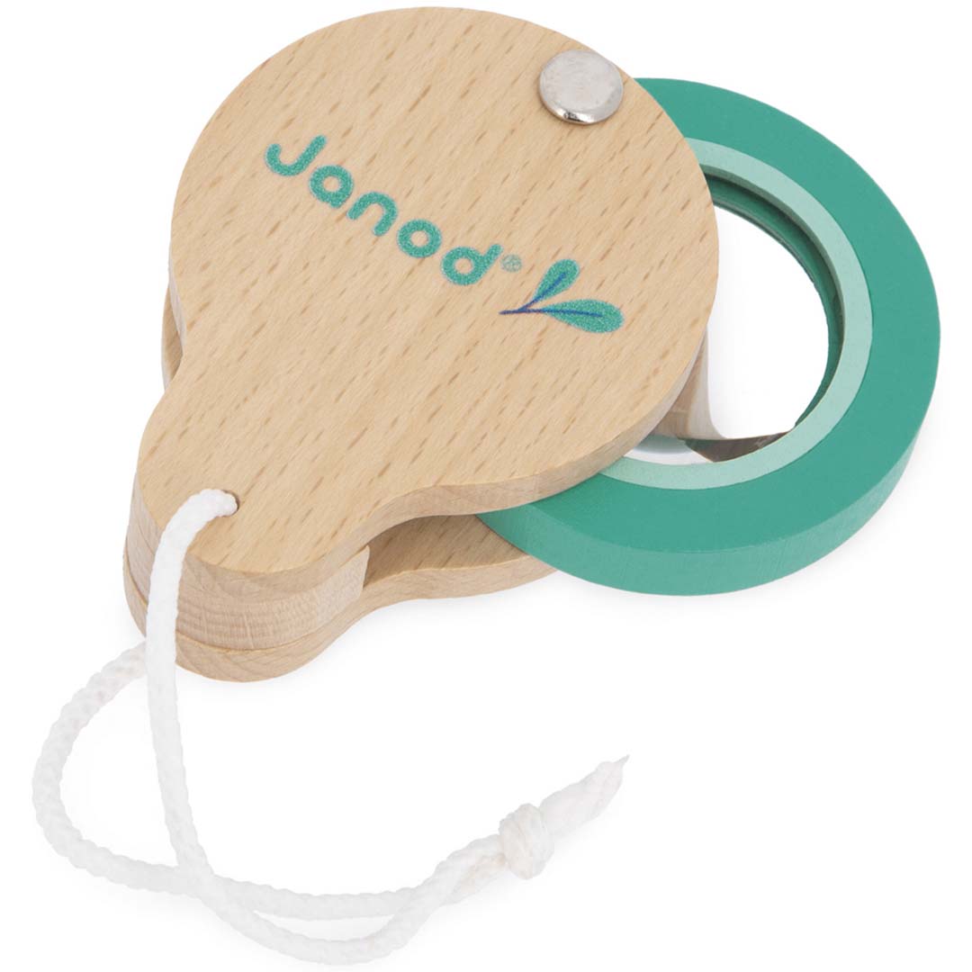 Janod houten zakvergrootglas met een deels geopende groene lens en een wit katoenen koord.