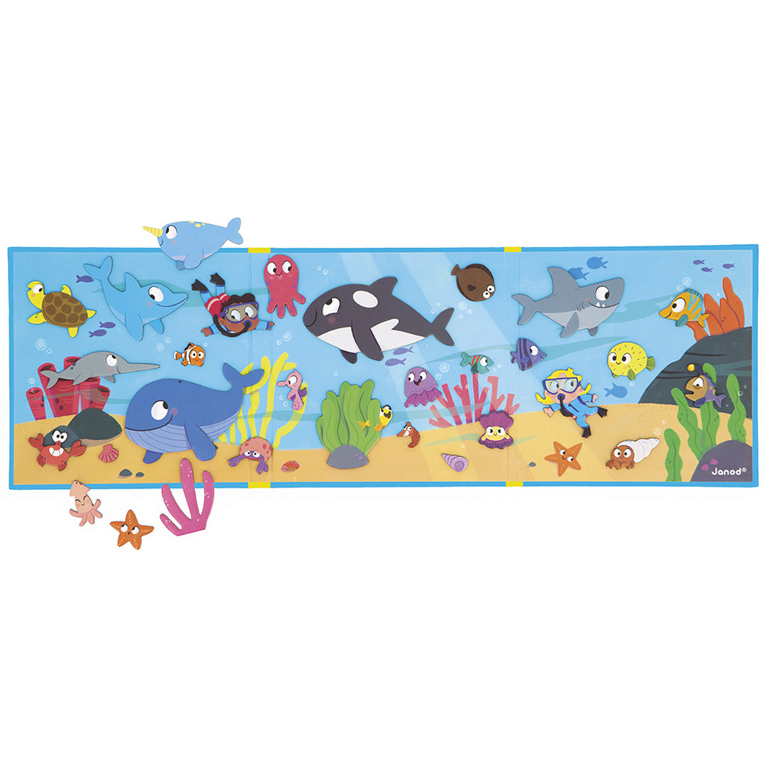 Het Janod magneetboek Magnéti'stories zeebodem met alle magneten van onderwaterdieren en duikers op het speelbord.
