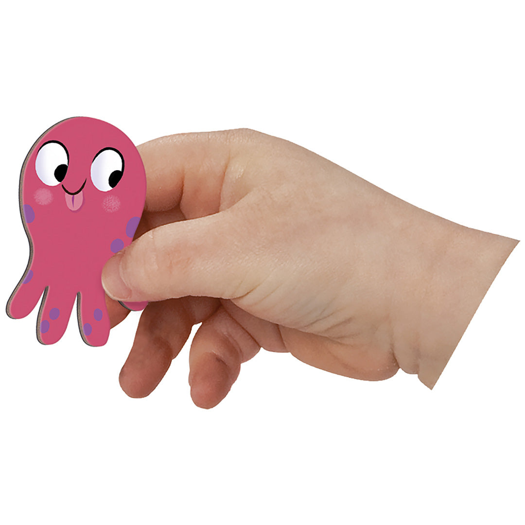 Een kinderhand houdt een roze octopus magneet vast.
