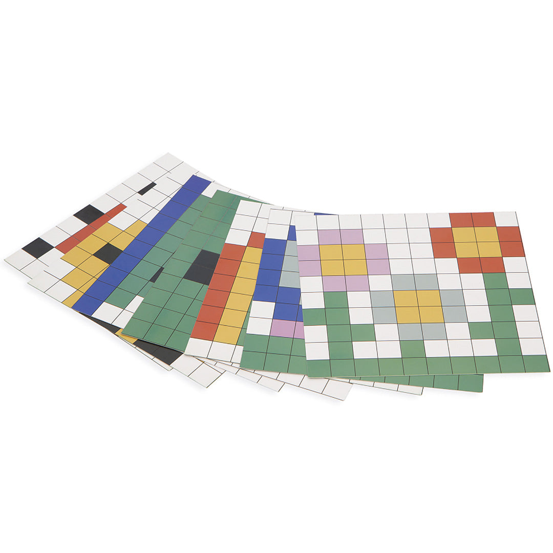 Een stapel instructiekaarten met diverse kleurrijke geometrische patronen voor de mozaïekpuzzel.