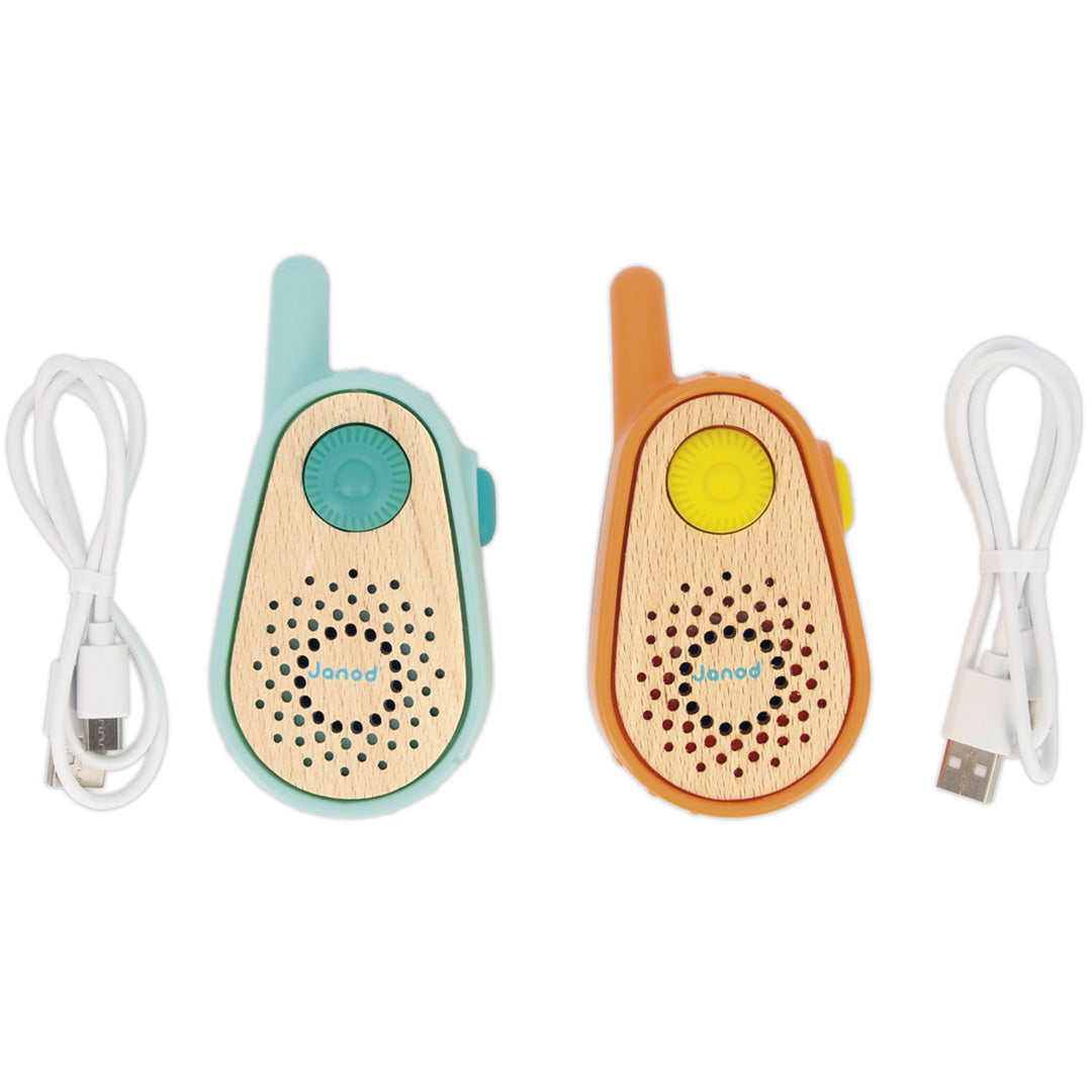 Twee Janod speelgoed walkie-talkies, een lichtblauwe en een oranje, met elk een witte USB-oplaadkabel.